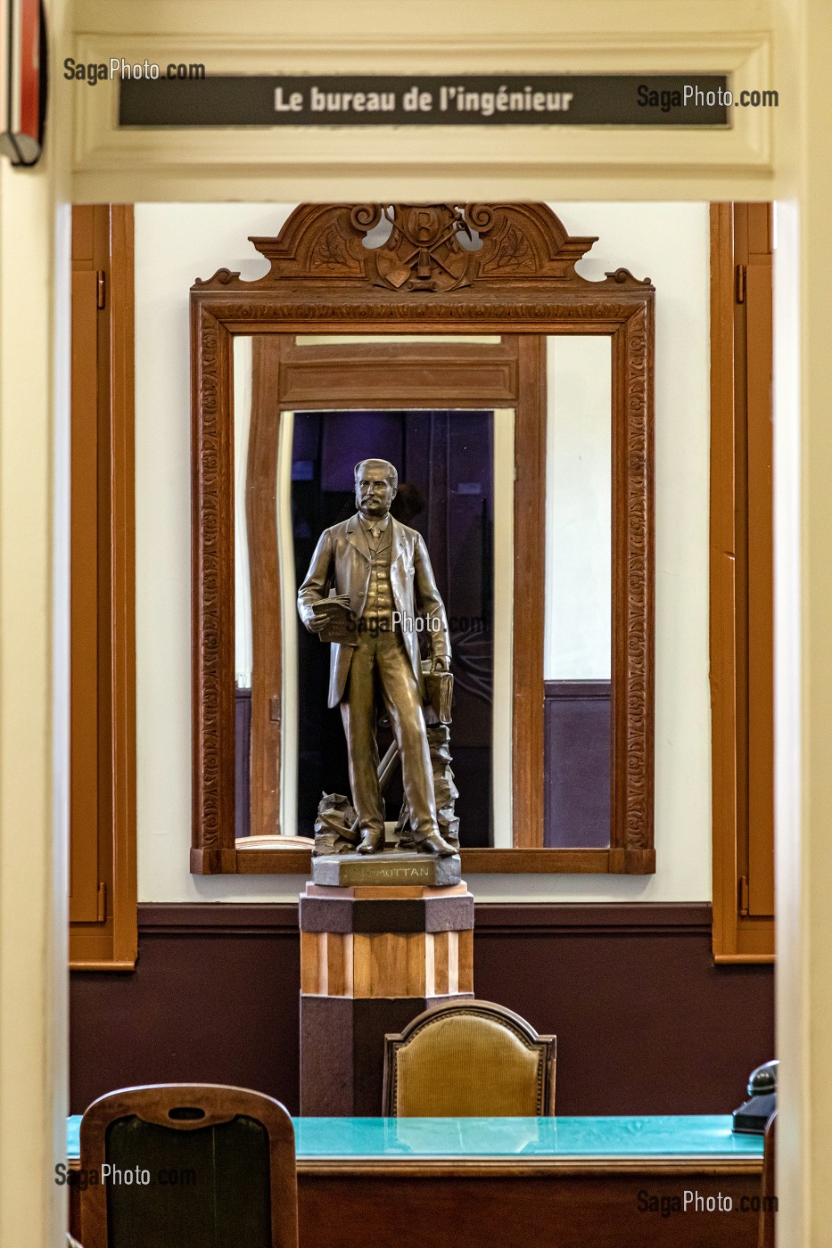 BUREAU DE L'INGENIEUR, STATUE EN BRONZE DE JULES MARMOTTAN (1829-1883), MUSEE DE LA MINE DU NORD-PAS DE CALAIS, CENTRE HISTORIQUE MINIER LEWARDE, NORD, FRANCE 