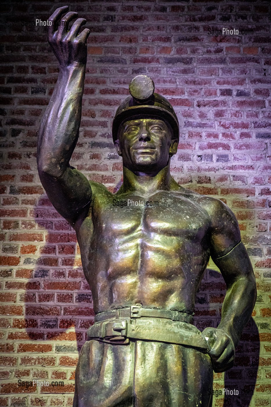 STATUE EN PLATRE D'UN MINEUR PAR LE SCULPTEUR JANTHIAL, MUSEE DE LA MINE DU NORD-PAS DE CALAIS, CENTRE HISTORIQUE MINIER LEWARDE, NORD, FRANCE 