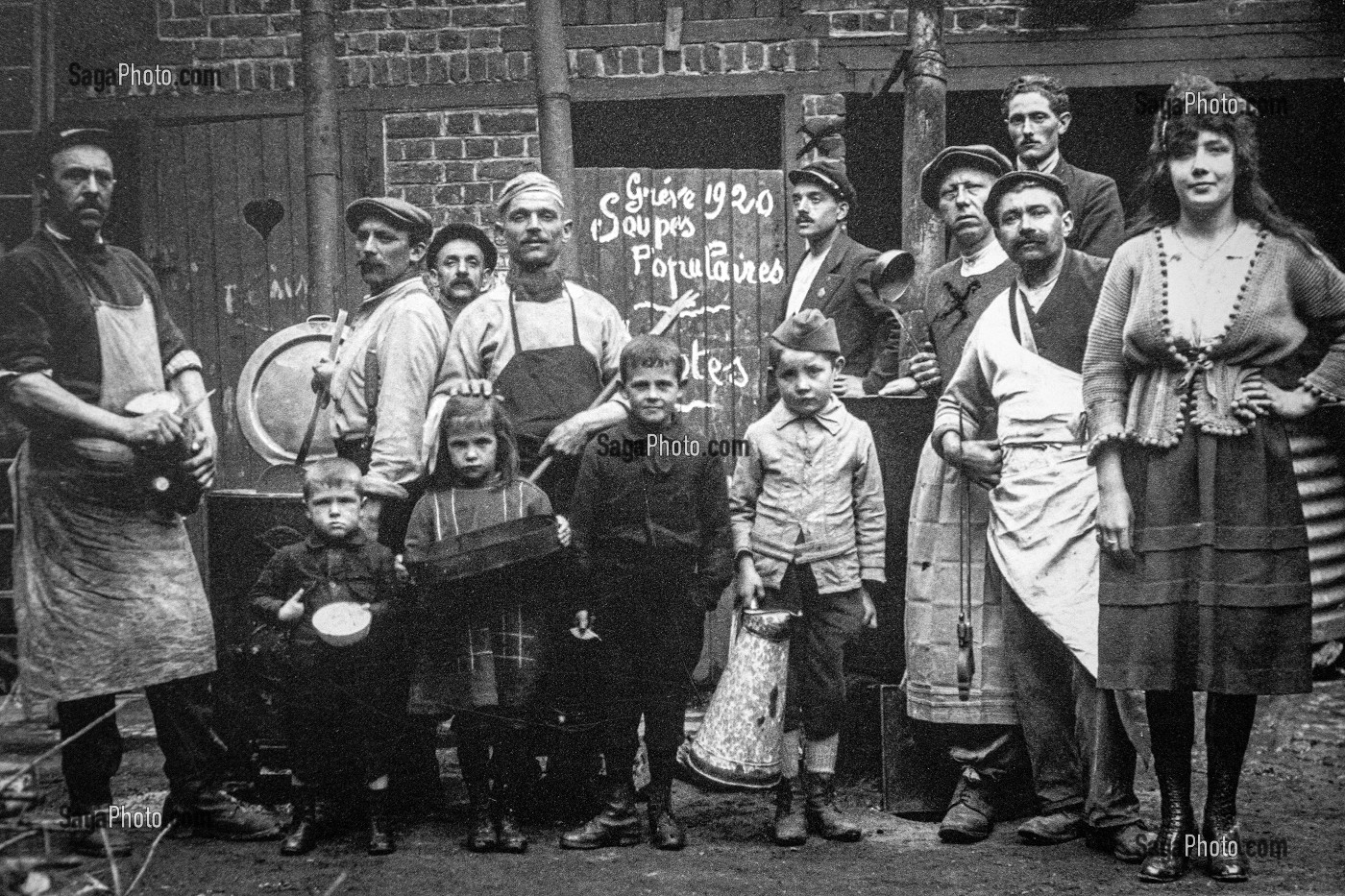 LES GREVES EN 1920 AVEC LA DISTRIBUTION DE SOUPES POPULAIRES POUR LES PLUS PAUVRES, MUSEE DE LA MINE DU NORD-PAS DE CALAIS, COLLECTION DU CENTRE HISTORIQUE MINIER LEWARDE, NORD, FRANCE 