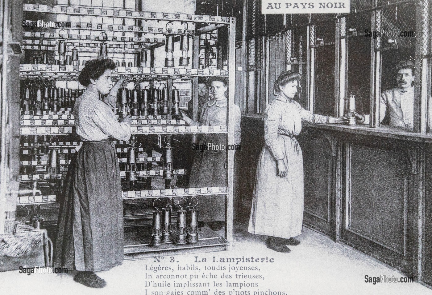 CARTE POSTALE ANCIENNE DE LA LAMPISTERIE AVEC LES FEMMES QUI DISTRIBUENT LES LAMPES, MUSEE DE LA MINE DU NORD-PAS DE CALAIS, COLLECTION DU CENTRE HISTORIQUE MINIER LEWARDE, NORD, FRANCE 