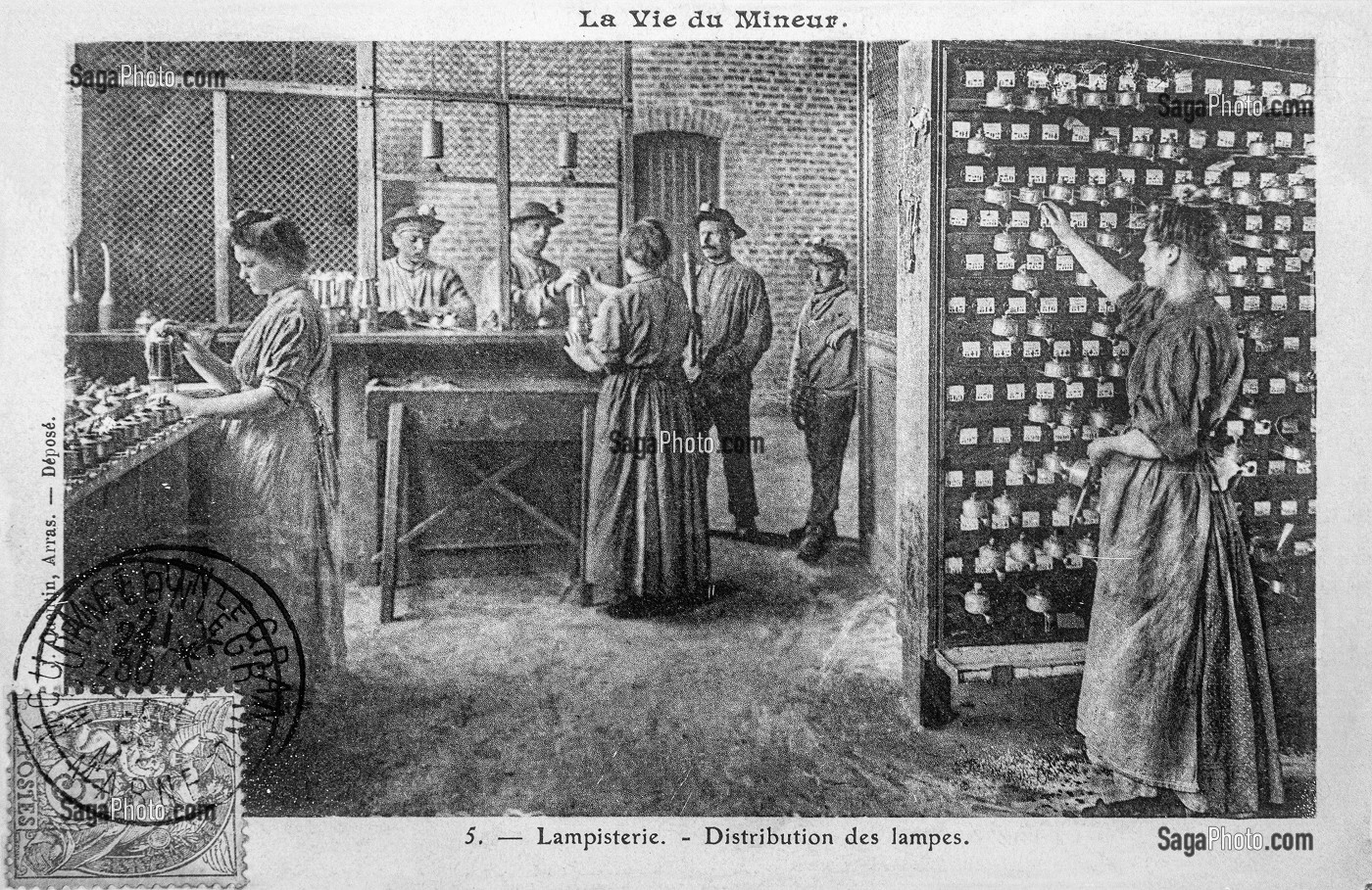 CARTE POSTALE ANCIENNE DE LA LAMPISTERIE AVEC LES FEMMES QUI DISTRIBUENT LES LAMPES, MUSEE DE LA MINE DU NORD-PAS DE CALAIS, COLLECTION DU CENTRE HISTORIQUE MINIER LEWARDE, NORD, FRANCE 