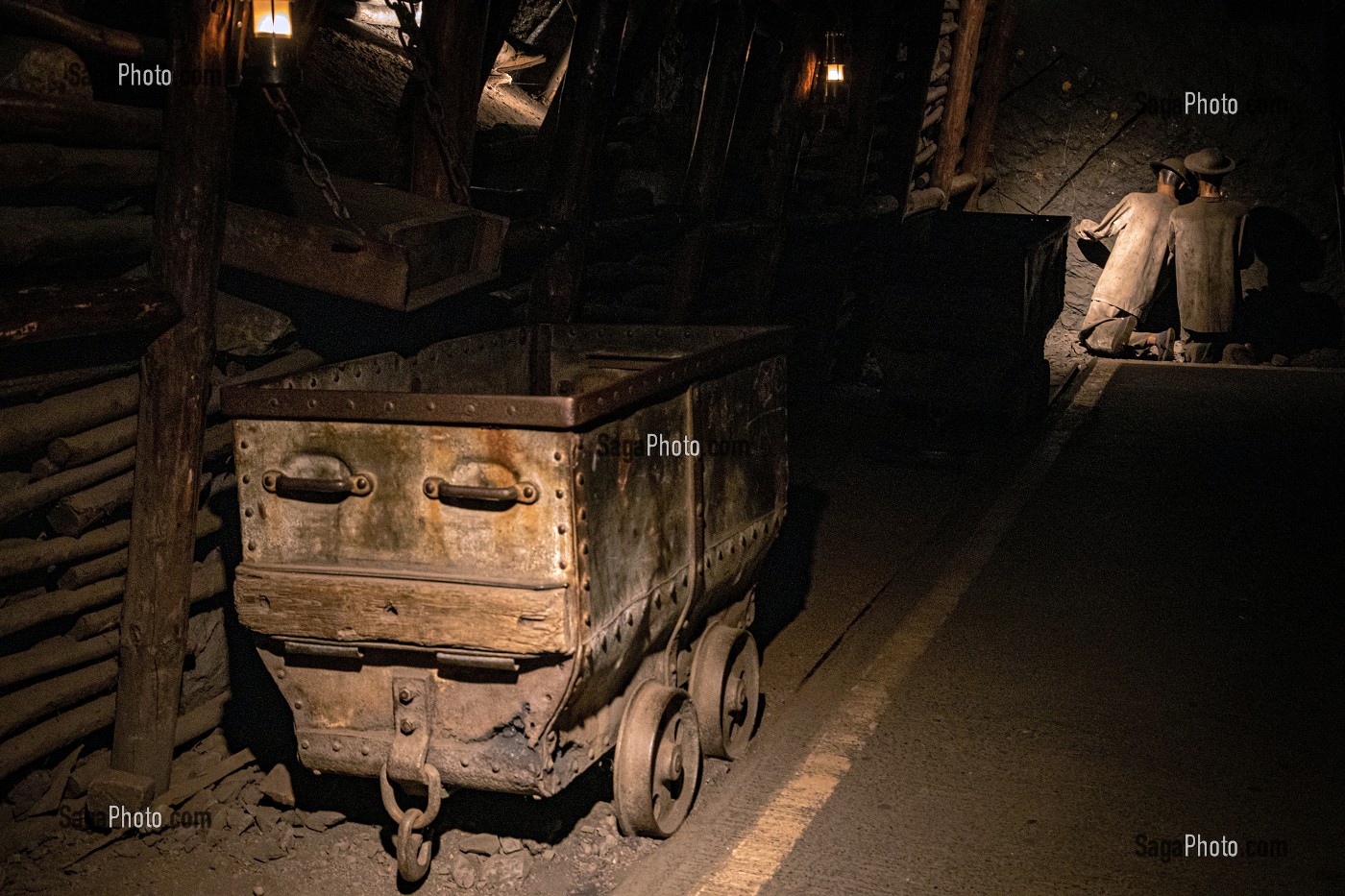 MINEUR DANS LA GALERIE DE CHARBON, MUSEE DE LA MINE DU NORD-PAS DE CALAIS, CENTRE HISTORIQUE MINIER LEWARDE, NORD, FRANCE 