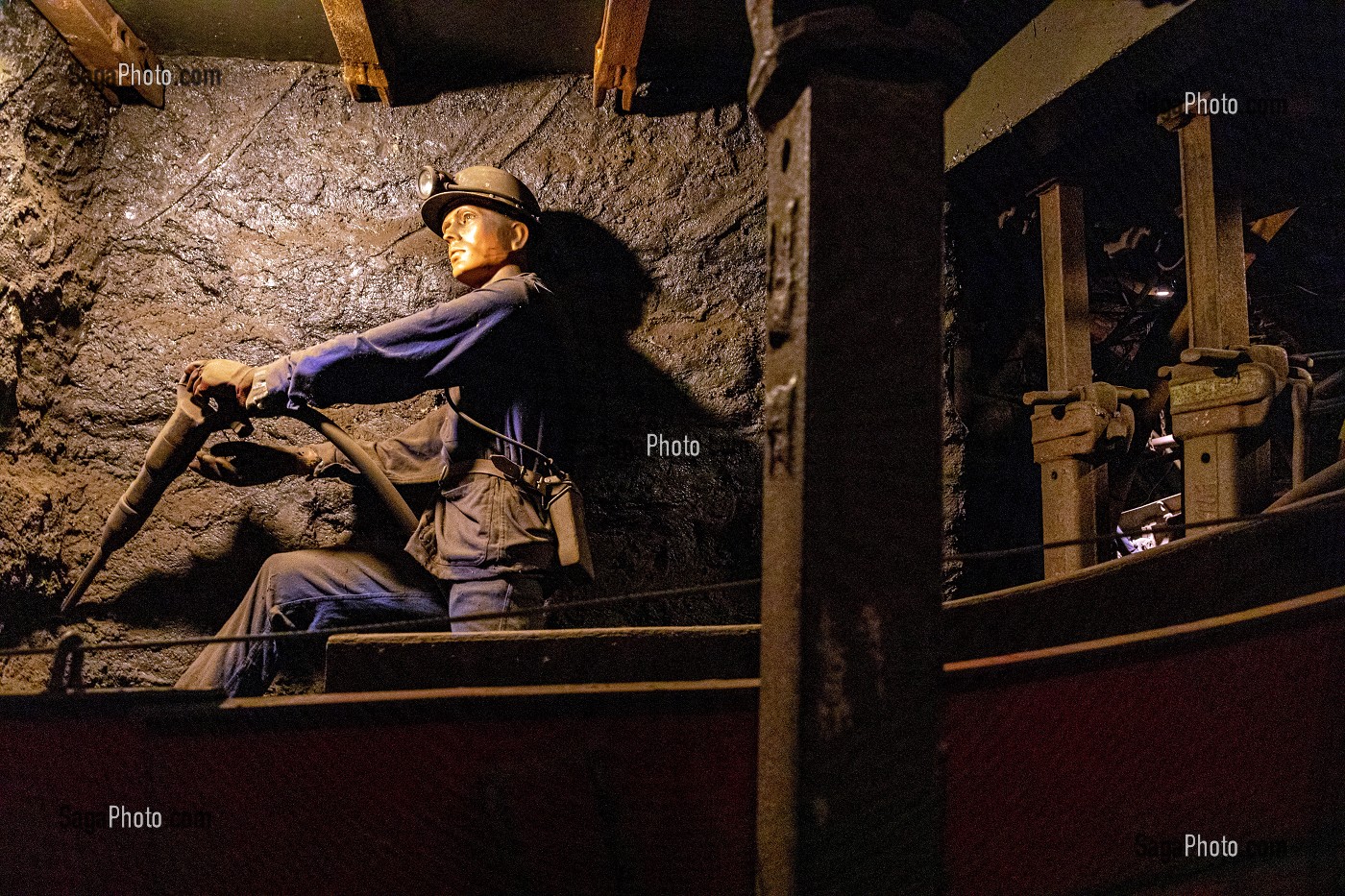 MINEUR AVEC SON MARTEAU-PIQUEUR DANS LA GALERIE, MUSEE DE LA MINE DU NORD-PAS DE CALAIS, CENTRE HISTORIQUE MINIER LEWARDE, NORD, FRANCE 