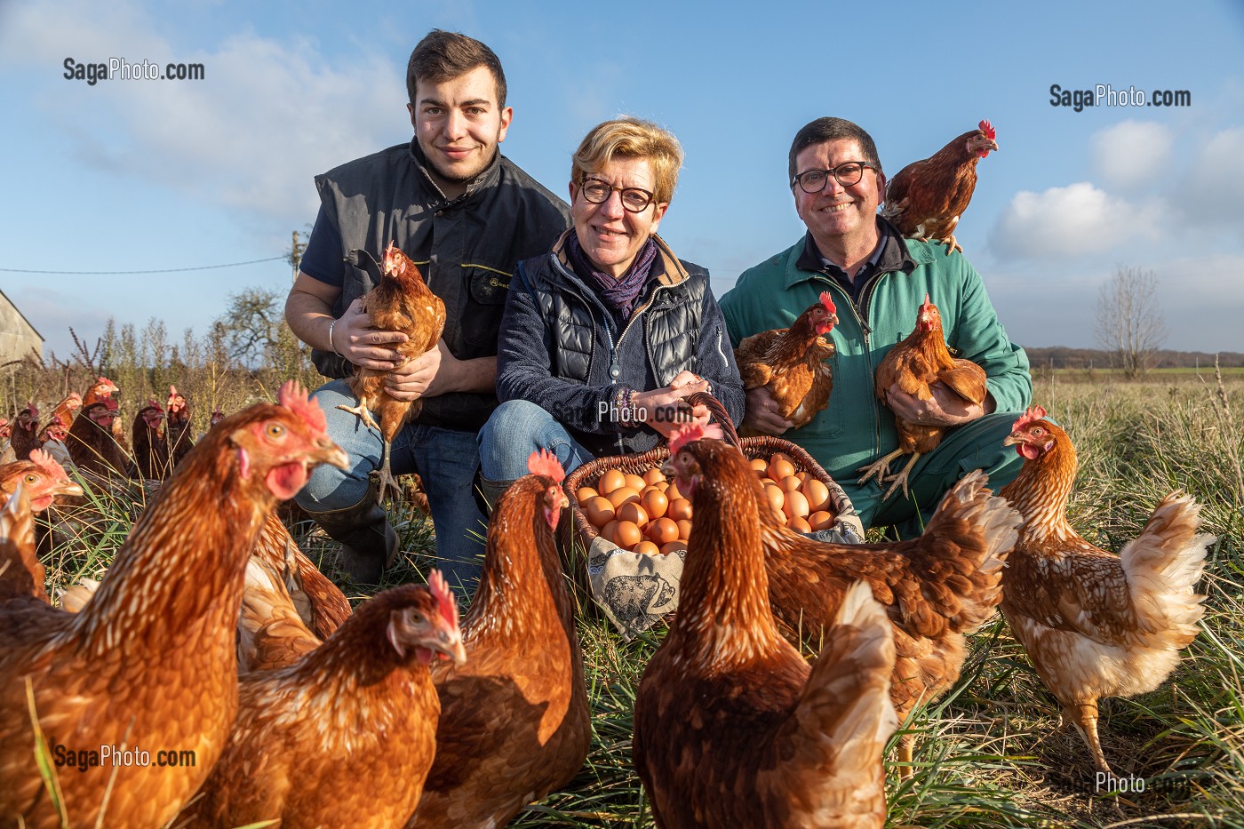 MONSIEUR ET MADAME PATTE-GRANVILLAIN ET LEUR FILS, ELEVAGE DE POULES PONDEUSES EN PLEIN AIR A LA FERME, SAINT-MARTIN-DE-BRETHENCOURT, YVELINES 