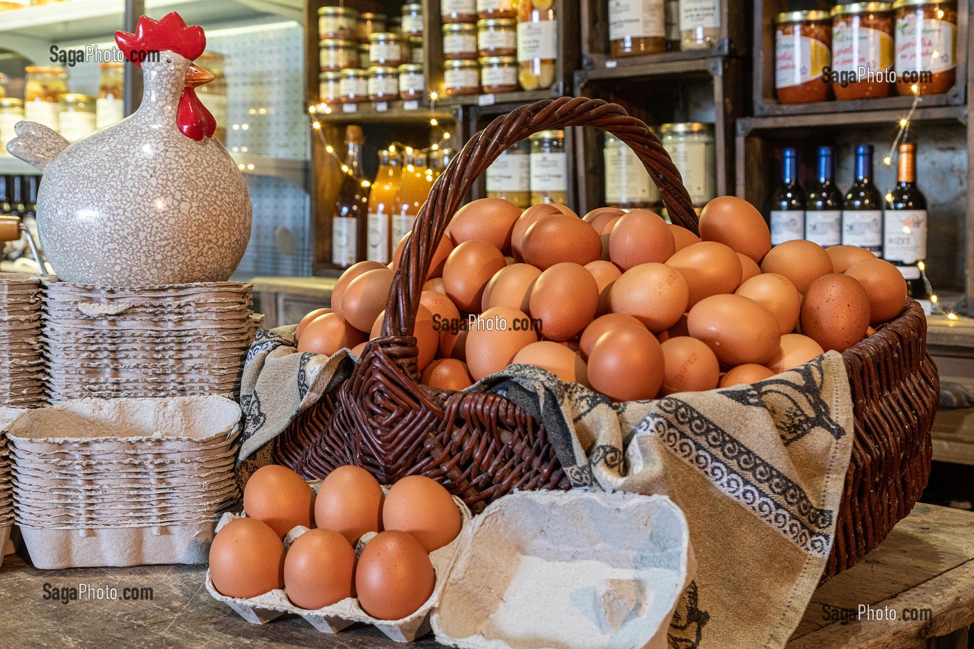 OUEFS PRODUITS À LA FERME, ELEVAGE DE POULES PONDEUSES EN PLEIN AIR A LA FERME, MONSIEUR ET MADAME PATTE-GRANVILLAIN, SAINT-MARTIN-DE-BRETHENCOURT, YVELINES 