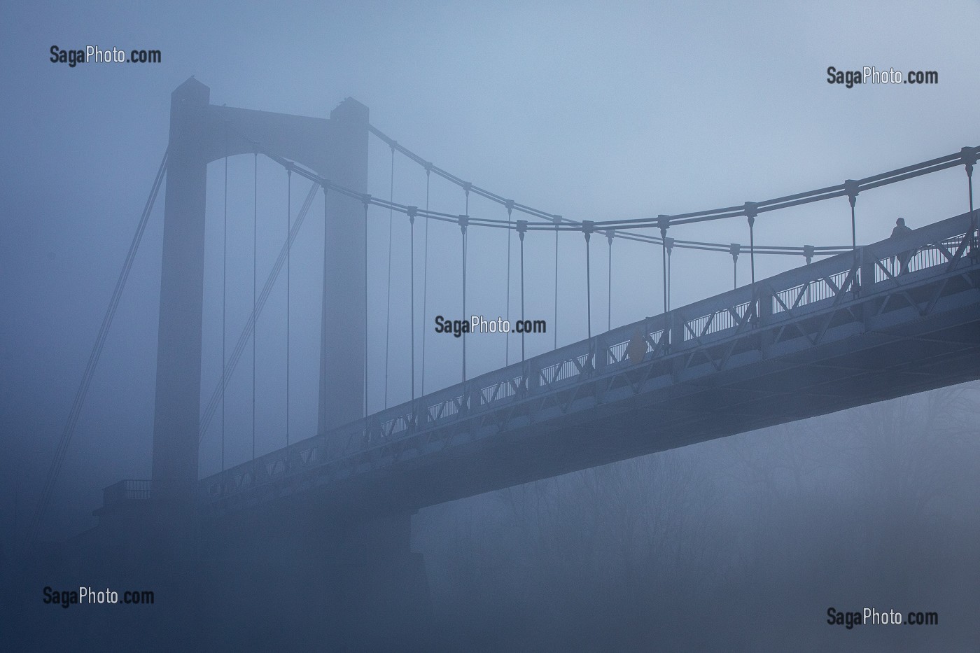 PONT SUSPENDU SUR LES BORDS DE LA SEINE DANS LA BRUME MATINALE, LES-ANDELYS, (27) EURE, HAUTE-NORMANDIE, NORMANDIE, FRANCE 