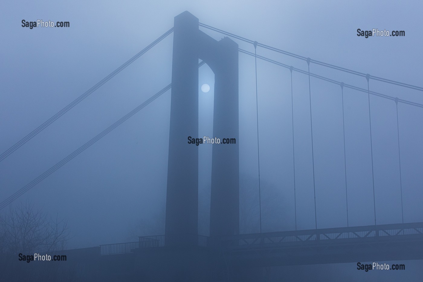 PONT SUSPENDU SUR LES BORDS DE LA SEINE DANS LA BRUME MATINALE, LES-ANDELYS, (27) EURE, HAUTE-NORMANDIE, NORMANDIE, FRANCE 