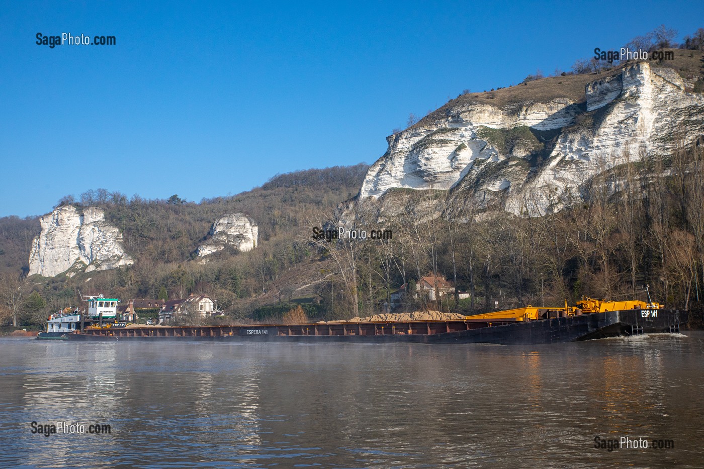 BARGE PENICHE POUR LE TRANSPORT FLUVIAL DE MATERIAUX DE CONSTRUCTION DEVANT LES FALAISES CALCAIRES BLANCHES, LES-ANDELYS, (27) EURE, HAUTE-NORMANDIE, NORMANDIE, FRANCE 