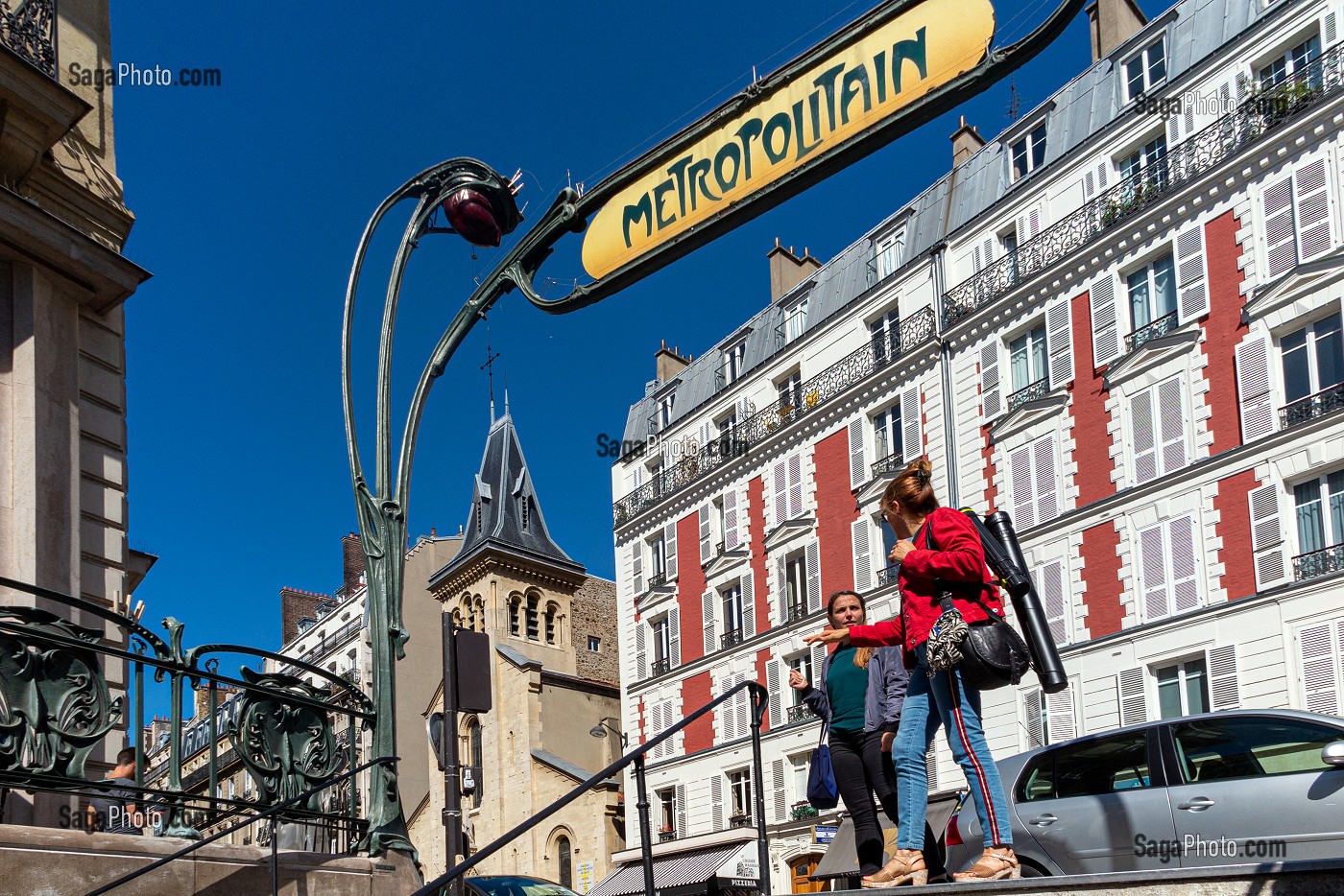 METRO WAGRAM ET EGLISE SAINT-FRANCOIS DE SALES, RUE BREMONTIER, PARIS, FRANCE 