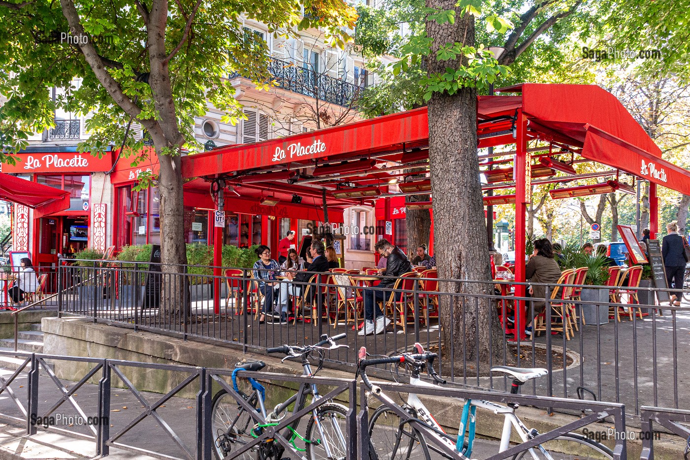 TERRASSE DU RESTAURANT LA PLACETTE, RUE DE MONTENOTTE, AVENUE MAC-MAHON, PARIS, FRANCE 