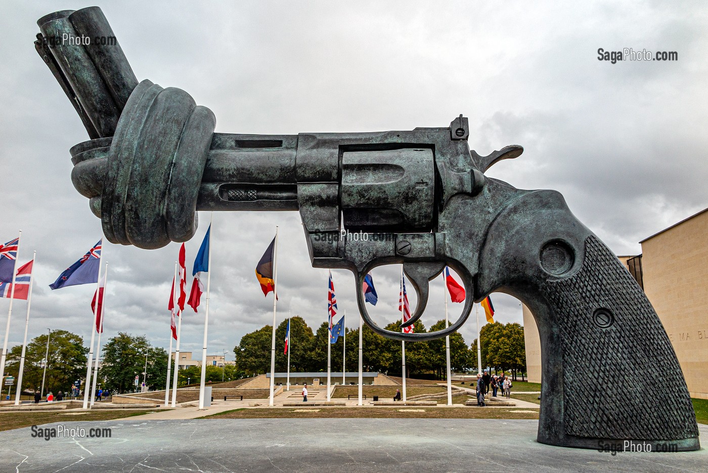 'NON-VIOLENCE', REVOLVER AU CANON NOUE, REPLIQUE DE LA SCULPTURE REALISEE PAR L'ARTISTE SUEDOIS CARL FREDRIK REUTERSWARD SUITE A L'ASSASSINAT DE SON AMI JOHN LENNON, MEMORIAL DE CAEN, CALVADOS (14), FRANCE 