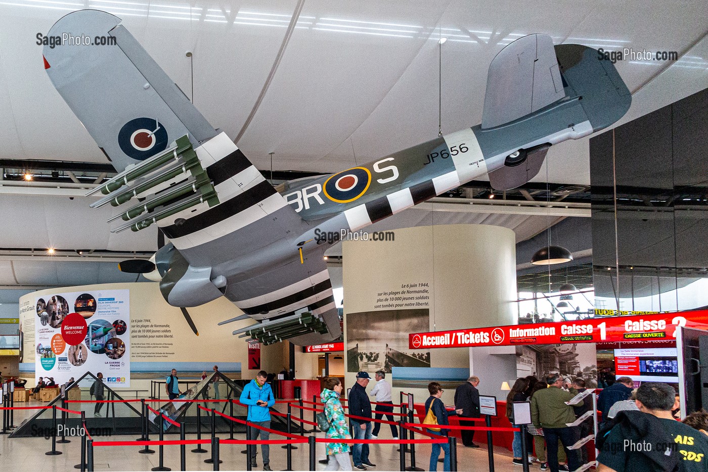 HALL D'ENTREE ET BILLETTERIE DU MEMORIAL DE CAEN, SPITFIRE DE LA ROYAL AIR FORCE, SITE DU DEBARQUEMENT DU 6 JUIN 1944, CALVADOS (14), NORMANDIE, FRANCE 