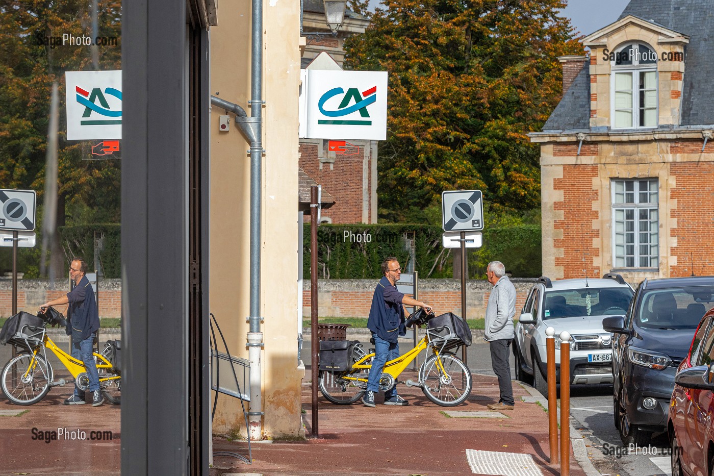 DISTRIBUTION DU COURRIER AVEC LE FACTEUR DANS LE CENTRE BOURG DE ANET, EURE-ET-LOIR (28), FRANCE 