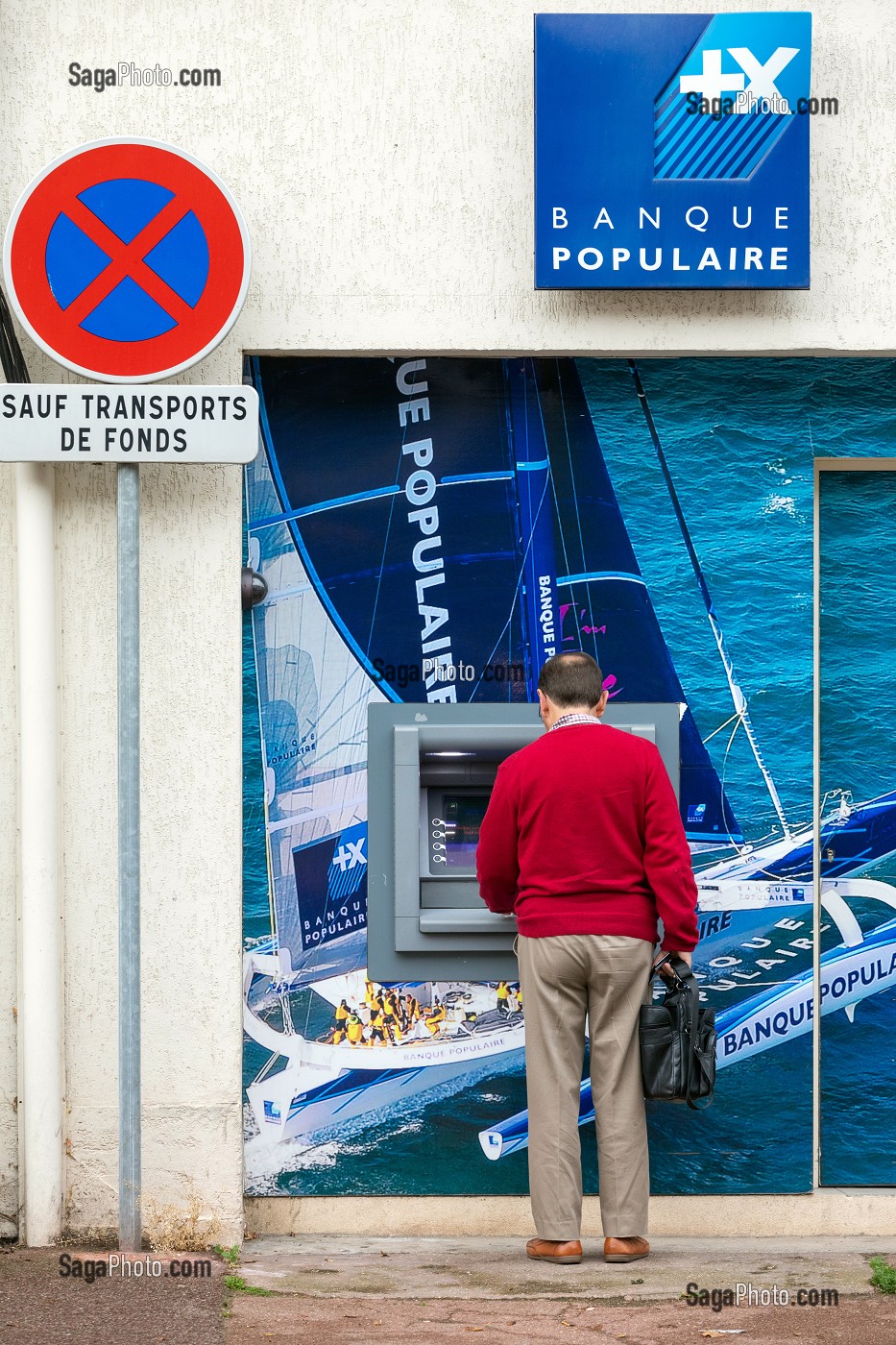 DISTRIBUTEUR DE LA BANQUE POPULAIRE ET PANNEAU DE TRANSFERT DE FONDS, AGENCE LOCALE D'ANET, (28) EURE-ET-LOIR, FRANCE 