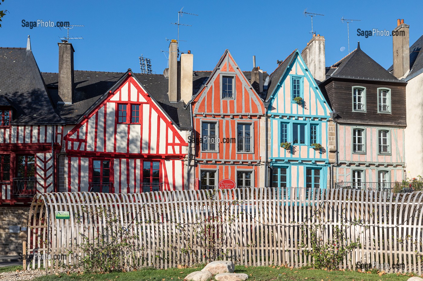 MAISONS A COLOMBAGES, PANS DE BOIS COLOREES RENAISSANCE, ESPLANADE SIMONE VIEIL, RUE DU PORT, VANNES, (56) MORBIHAN, BRETAGNE, FRANCE 