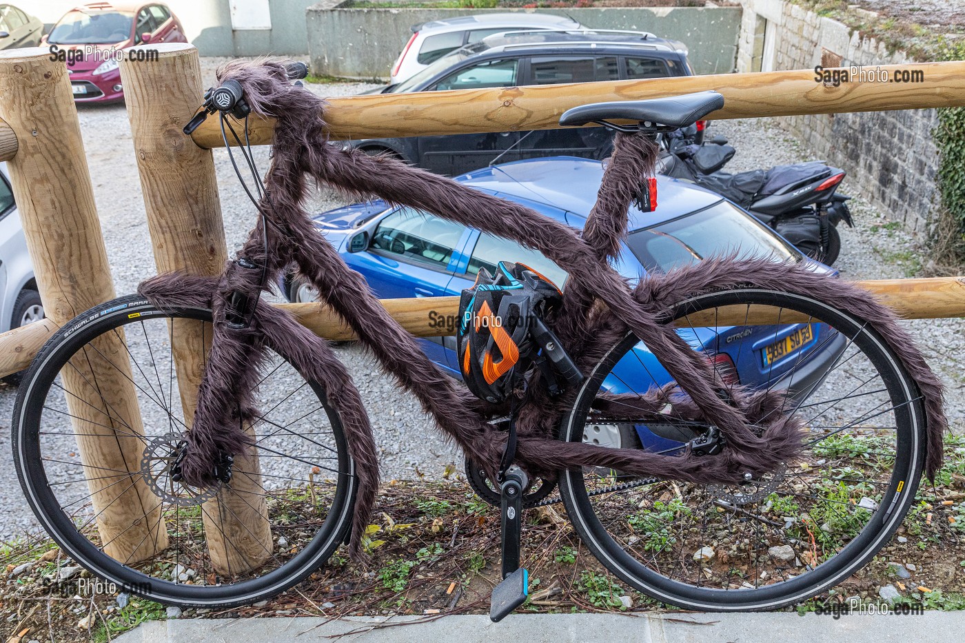 VELO COSTUMISE, DECORATION AVEC DE LA FAUSSE FOURRURE, VANNES, (56) MORBIHAN, BRETAGNE, FRANCE 