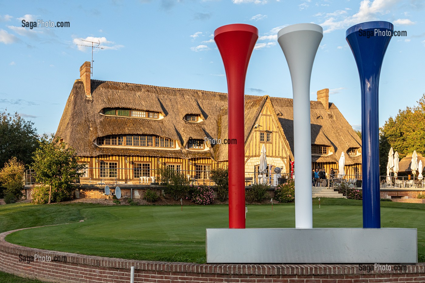 CLUB HOUSE DU GOLF PGA FRANCE DU VAUDREUIL AVEC UNE EXPOSITION DES OEUVRES DE L'ARTISTE HUBERT PRIVE, LE VAUDREUIL, (27) EURE, HAUTE-NORMANDIE, FRANCE 