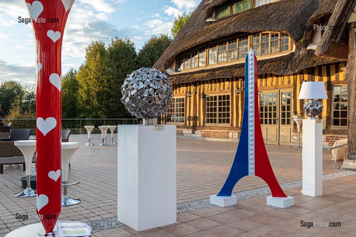 CLUB HOUSE DU GOLF PGA FRANCE DU VAUDREUIL AVEC UNE EXPOSITION DES OEUVRES DE L'ARTISTE HUBERT PRIVE, LE VAUDREUIL, (27) EURE, HAUTE-NORMANDIE, FRANCE 