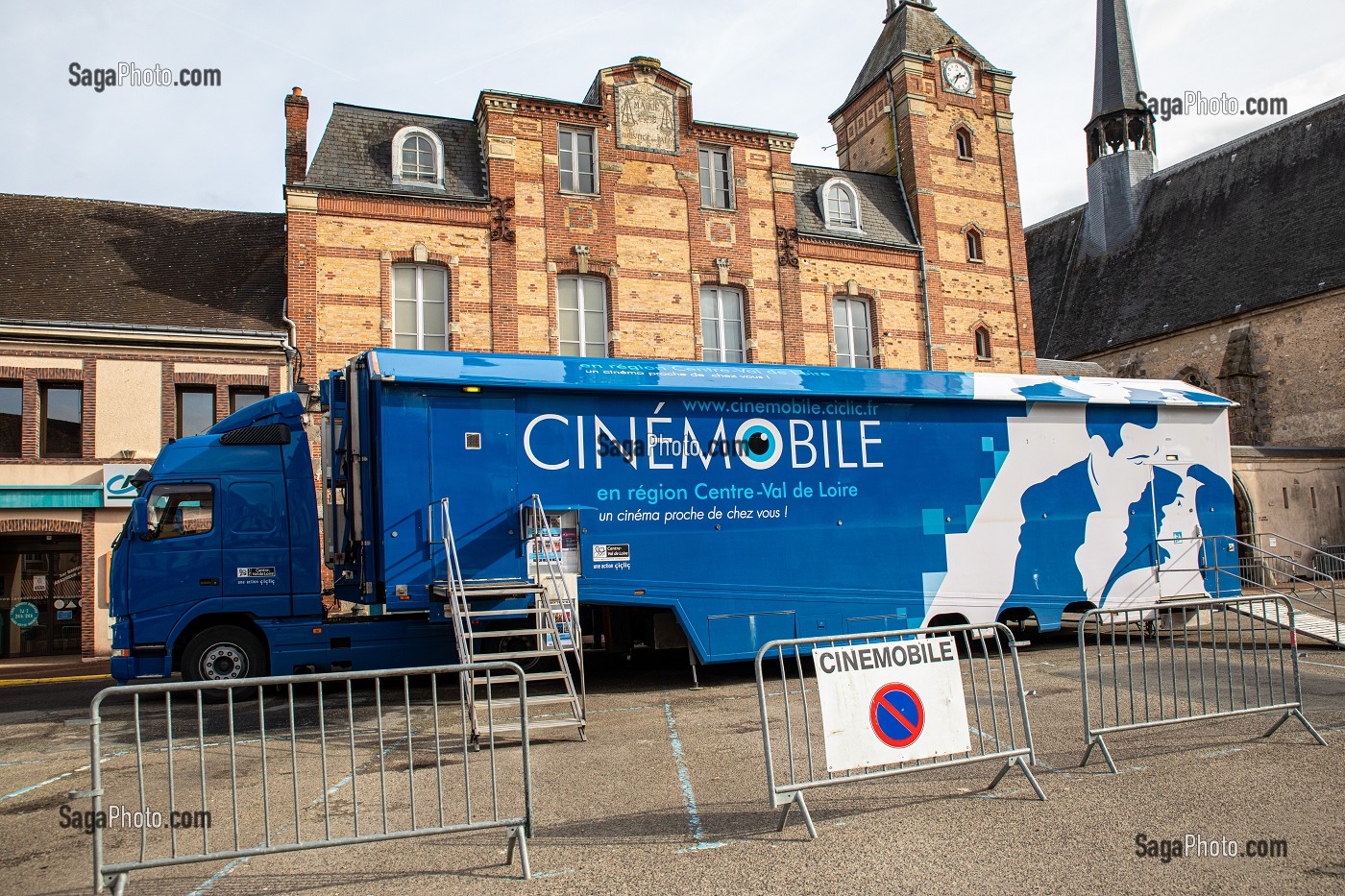 CINEMOBILE, SALLE DE CINEMA ITINERANTE SUR UN CAMION SEMI-REMORQUE DE LA REGION CENTRE-VAL DE LOIRE, MAINTENON, EURE-ET-LOIR, FRANCE 