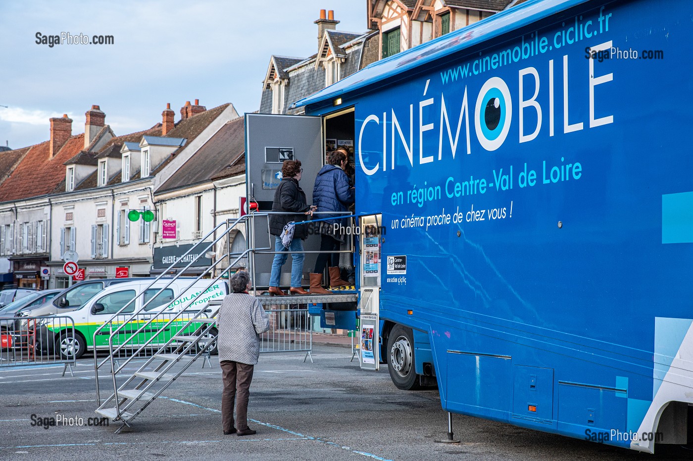 CINEMOBILE, SALLE DE CINEMA ITINERANTE SUR UN CAMION SEMI-REMORQUE DE LA REGION CENTRE-VAL DE LOIRE, MAINTENON, EURE-ET-LOIR, FRANCE 