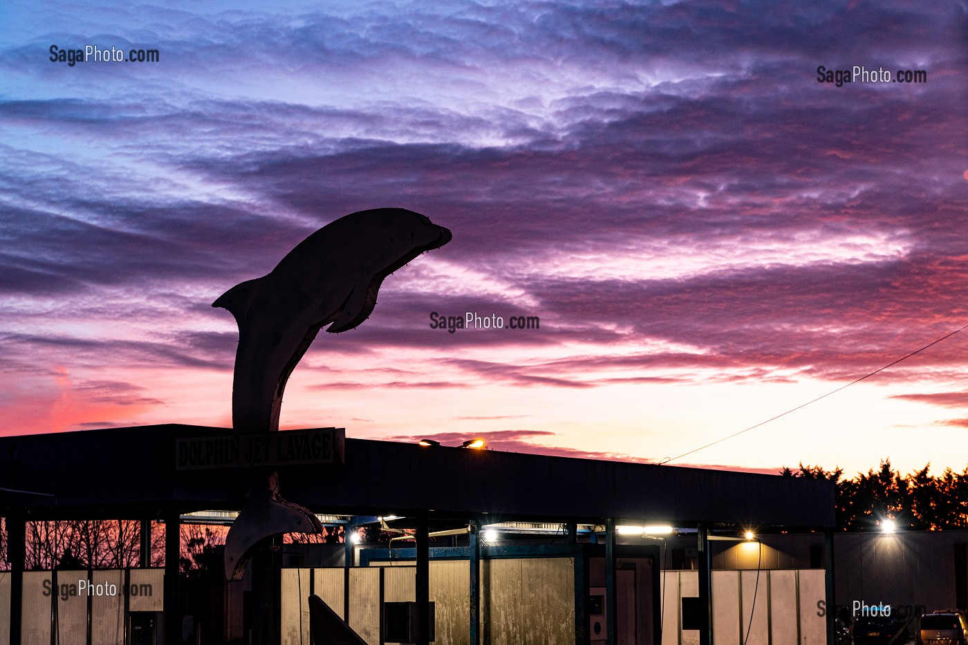 DOLPHIN JET LAVAGE, DAUPHIN DANS LE CIEL DU COUCHER DE SOLEIL, VERNEUIL-SUR-AVRE, EURE, FRANCE 