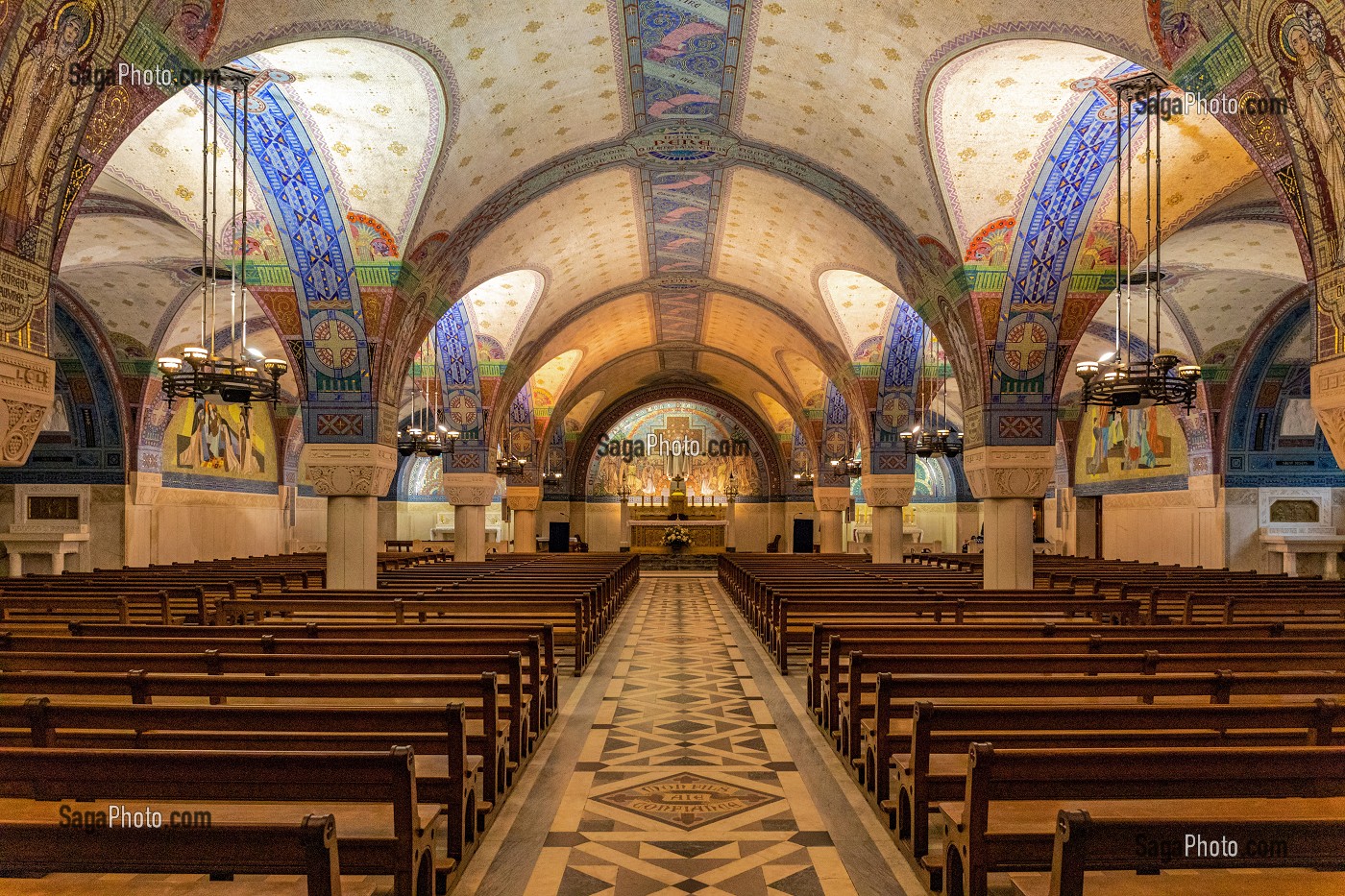 CRYPTE DE LA BASILIQUE SAINTE-THERESE DE LISIEUX CONSTRUITE EN 1929 EN L'HONNEUR DE SAINTE-THERESE DE L'ENFANT JESUS CANONISES EN 1925, STYLE ROMANO-BYZANTIN, LISIEUX, PAYS D'AUGE, CALVADOS, NORMANDIE, FRANCE 