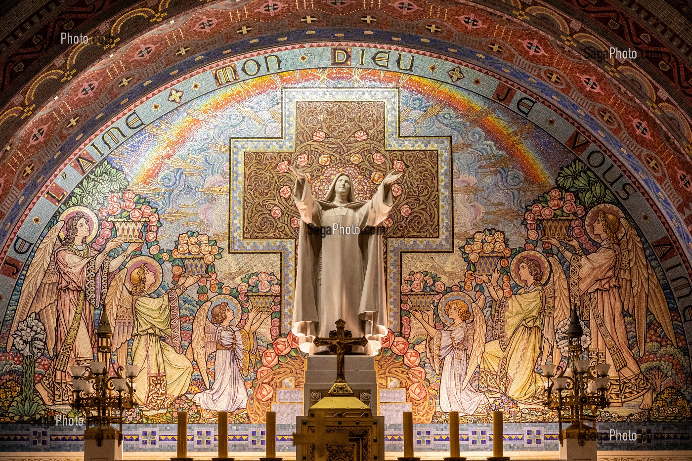 CHOEUR DE LA CRYPTE DE LA BASILIQUE SAINTE-THERESE DE LISIEUX CONSTRUITE EN 1929 EN L'HONNEUR DE SAINTE-THERESE DE L'ENFANT JESUS CANONISES EN 1925, STYLE ROMANO-BYZANTIN, LISIEUX, PAYS D'AUGE, CALVADOS, NORMANDIE, FRANCE 