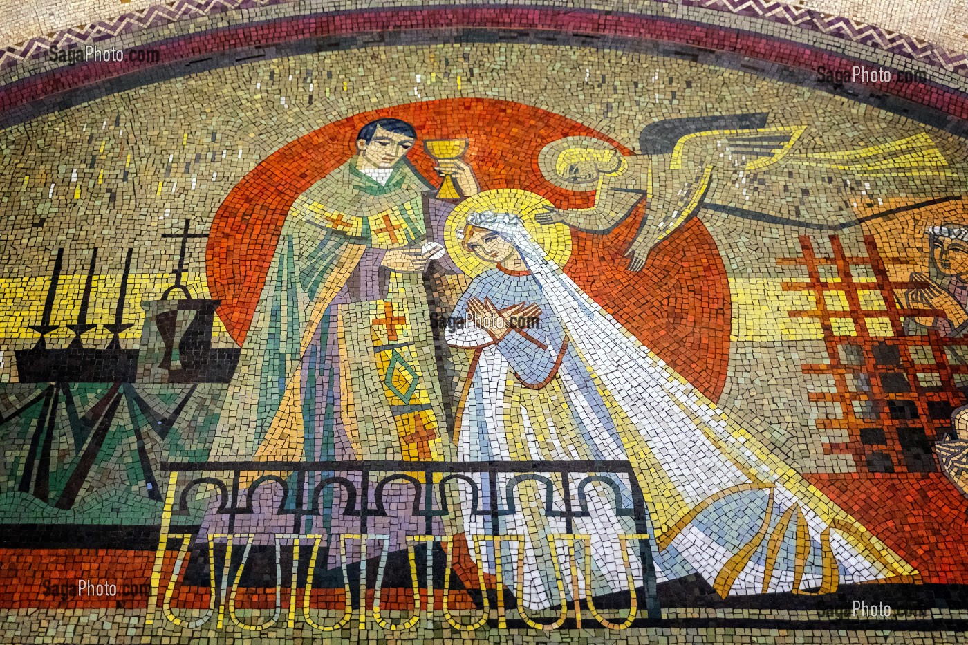 MOSAIQUE DE LA PREMIERE COMMUNION DE THERESE, CRYPTE DE LA BASILIQUE SAINTE-THERESE DE LISIEUX CONSTRUITE EN 1929 EN L'HONNEUR DE SAINTE-THERESE DE L'ENFANT JESUS CANONISE EN 1925, STYLE ROMANO-BYZANTIN, LISIEUX, PAYS D'AUGE, CALVADOS, NORMANDIE, FRANCE 