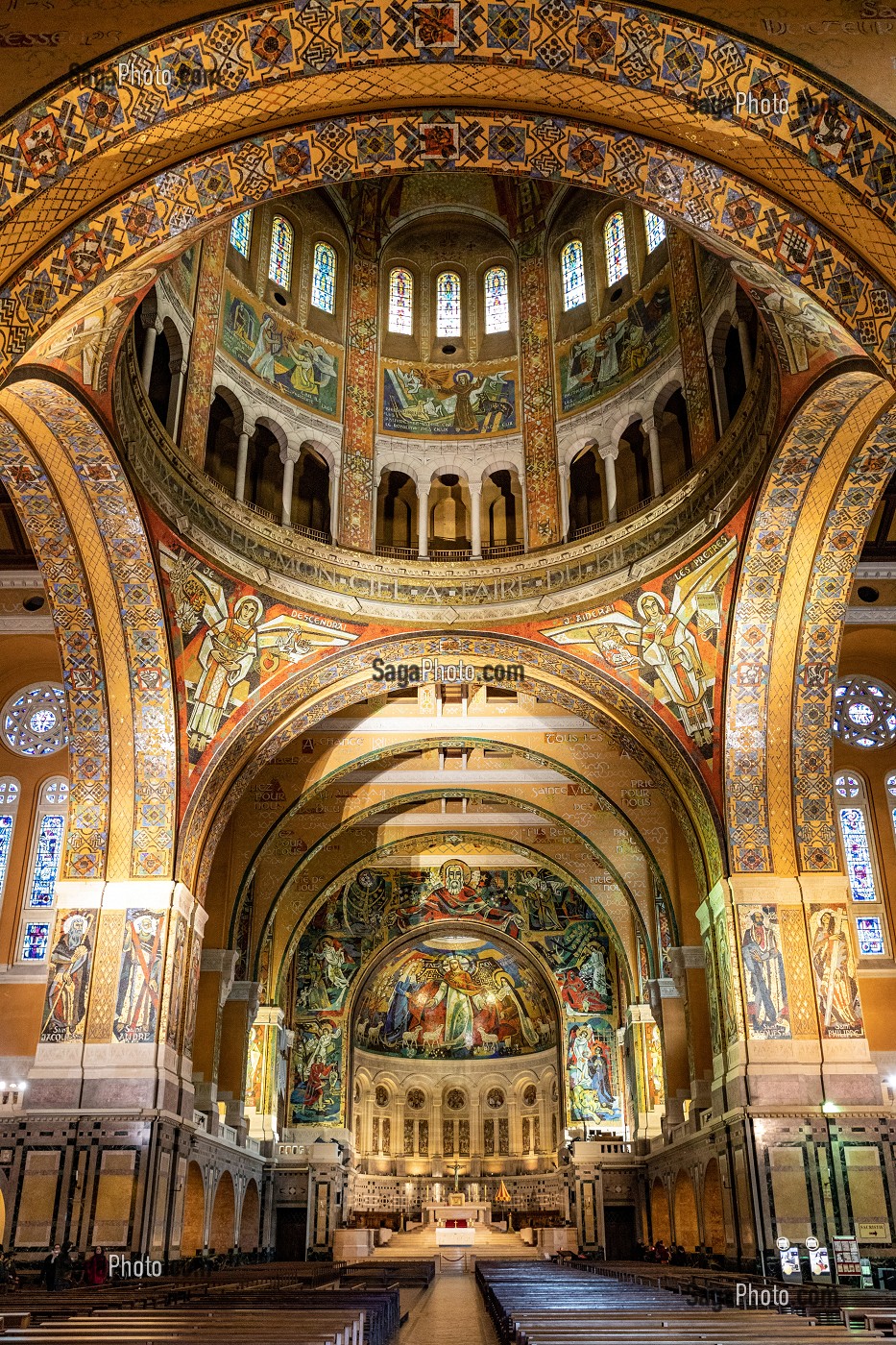 CHOEUR EN MOSAIQUE DE LA BASILIQUE SAINTE-THERESE DE LISIEUX CONSTRUITE EN 1929 EN L'HONNEUR DE SAINTE-THERESE DE L'ENFANT JESUS CANONISES EN 1925, STYLE ROMANO-BYZANTIN, LISIEUX, PAYS D'AUGE, CALVADOS, NORMANDIE, FRANCE 