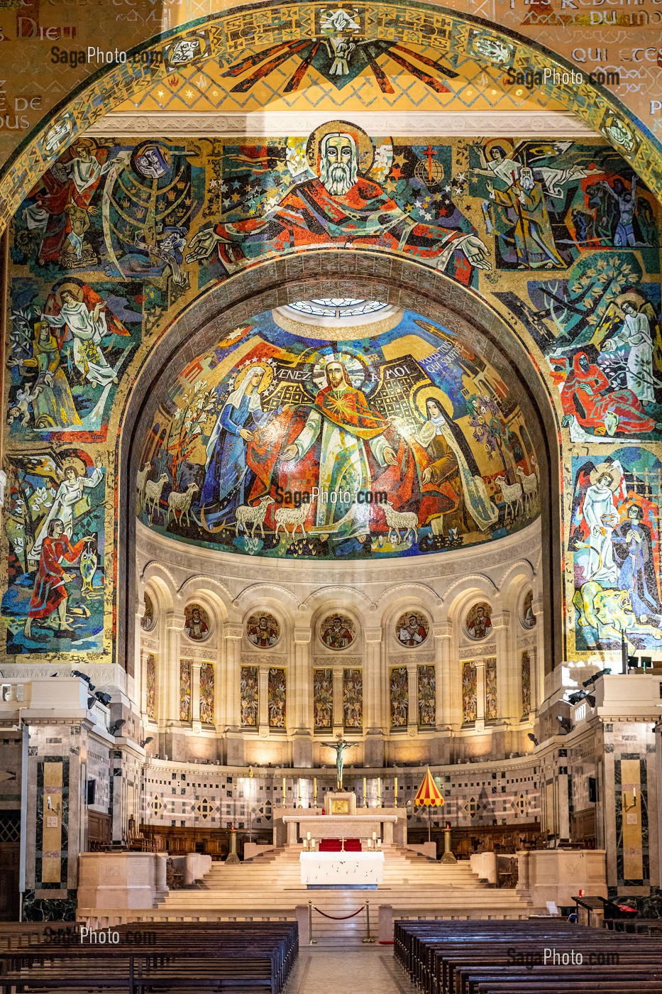 CHOEUR EN MOSAIQUE DE LA BASILIQUE SAINTE-THERESE DE LISIEUX CONSTRUITE EN 1929 EN L'HONNEUR DE SAINTE-THERESE DE L'ENFANT JESUS CANONISES EN 1925, STYLE ROMANO-BYZANTIN, LISIEUX, PAYS D'AUGE, CALVADOS, NORMANDIE, FRANCE 