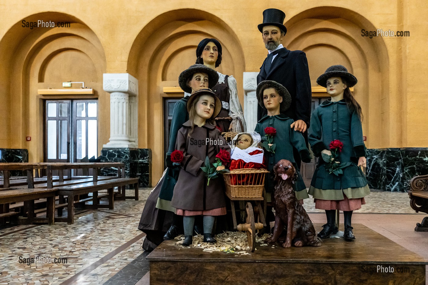 FAMILLE MARTIN, PARENTS ET SOEURS DE THERESE, BASILIQUE SAINTE-THERESE DE LISIEUX CONSTRUITE EN 1929 EN L'HONNEUR DE SAINTE-THERESE DE L'ENFANT JESUS CANONISES EN 1925, STYLE ROMANO-BYZANTIN, LISIEUX, PAYS D'AUGE, CALVADOS, NORMANDIE, FRANCE 