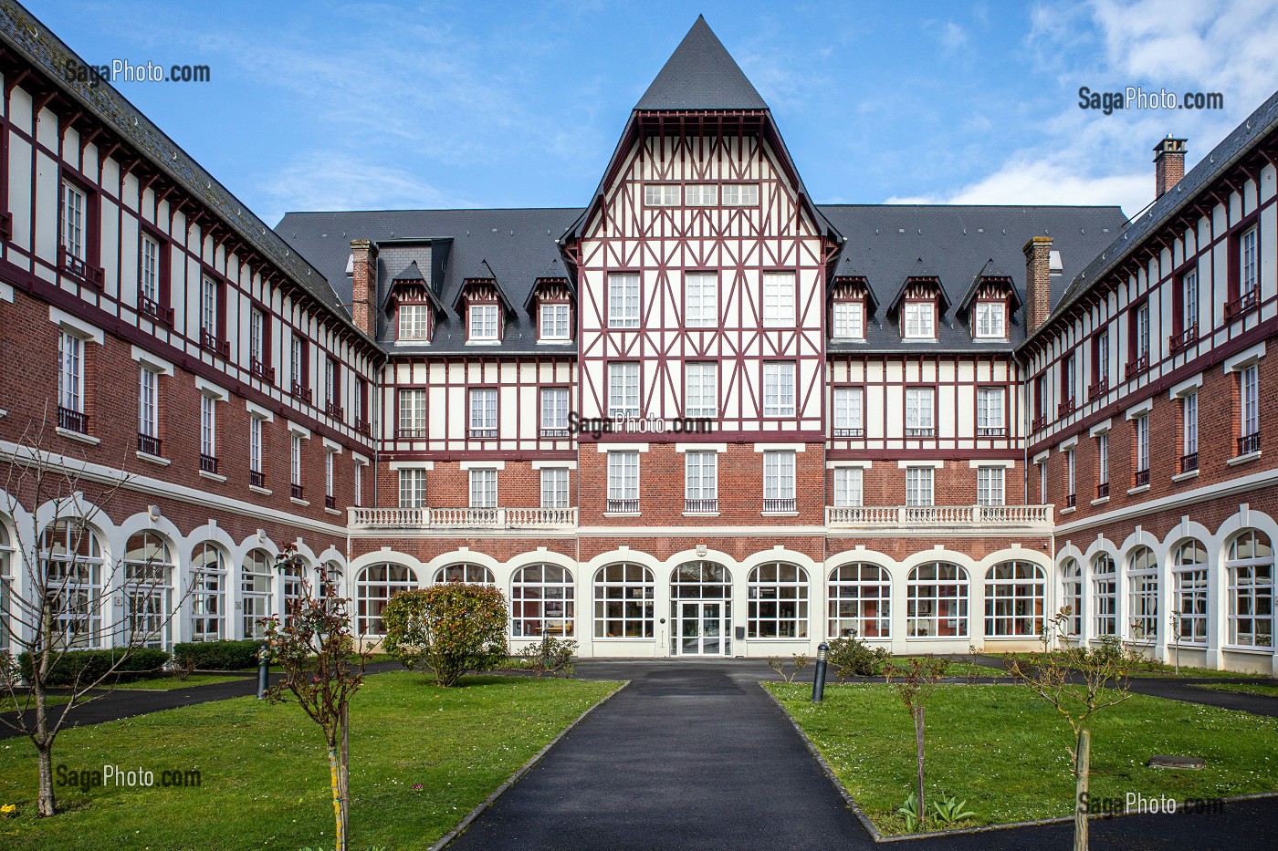 FACADE DE L'HERMITAGE SAINTE-THERESE, LIEU D'HEBERGEMENT DES PELERINS, LISIEUX, PAYS D'AUGE, CALVADOS, NORMANDIE, FRANCE 
