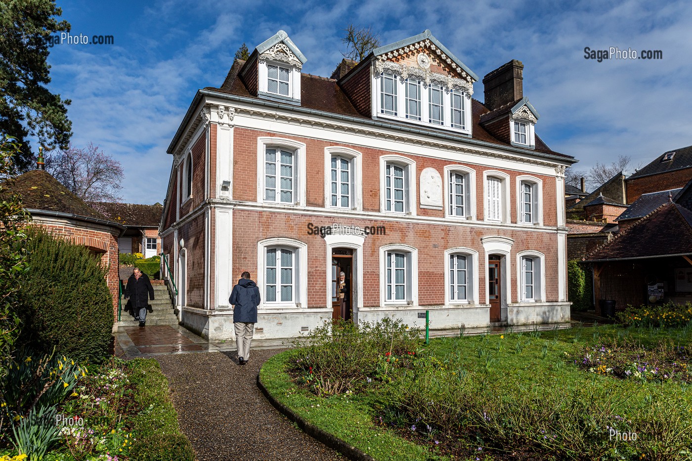 FACADE DE LA MAISON DES BUISSONNETS OU THERESE PASSE SON ENFANCE, SAINTE-THERESE DE LISIEUX OU SAINTE-THERESE DE L'ENFANT JESUS CANONISEE EN 1925, LISIEUX, PAYS D'AUGE, CALVADOS, NORMANDIE, FRANCE 