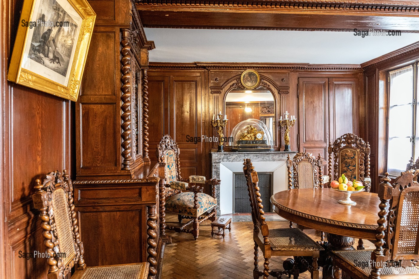 SALLE A MANGER, MAISON DES BUISSONNETS OU THERESE MARTIN PASSE SON ENFANCE, SAINTE-THERESE DE LISIEUX OU SAINTE-THERESE DE L'ENFANT JESUS CANONISEE EN 1925, LISIEUX, PAYS D'AUGE, CALVADOS, NORMANDIE, FRANCE 