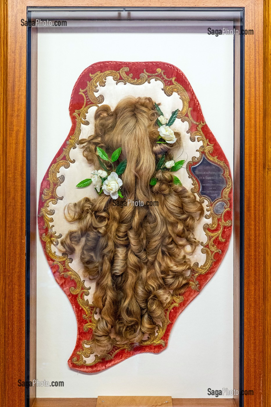 LES CHEVEUX DE SAINTE-THERESE DANS LA CHAMBRE DE SON ENFANCE, MAISON DES BUISSONNETS, SAINTE-THERESE DE L'ENFANT JESUS CANONISEE EN 1925, LISIEUX, PAYS D'AUGE, CALVADOS, NORMANDIE, FRANCE 