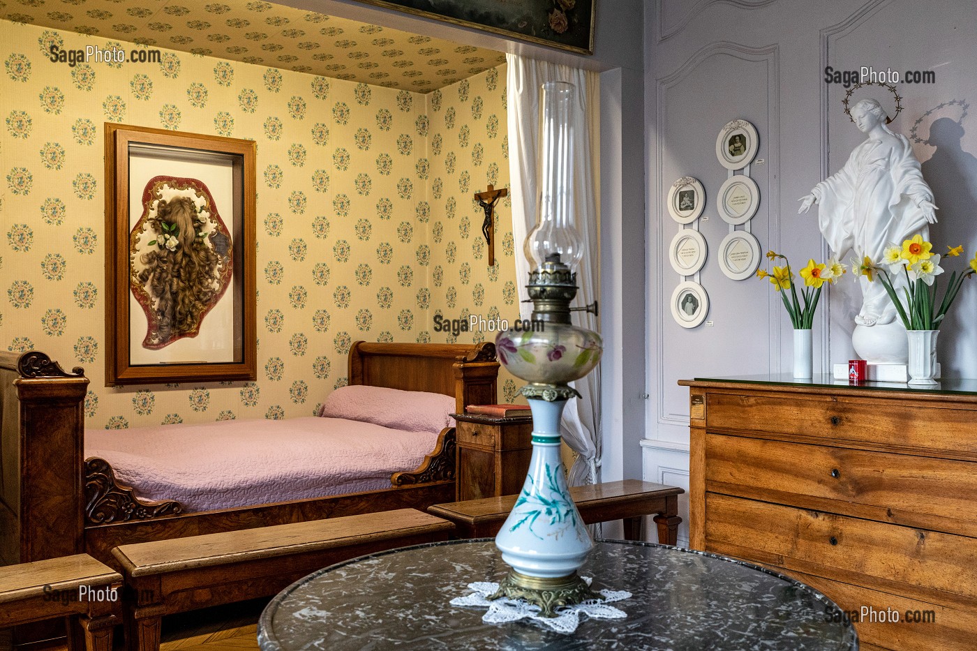 MAISON DES BUISSONNETS, CHAMBRE OU THERESE MARTIN PASSE SON ENFANCE, SAINTE-THERESE DE L'ENFANT JESUS CANONISEE EN 1925, LISIEUX, PAYS D'AUGE, CALVADOS, NORMANDIE, FRANCE 