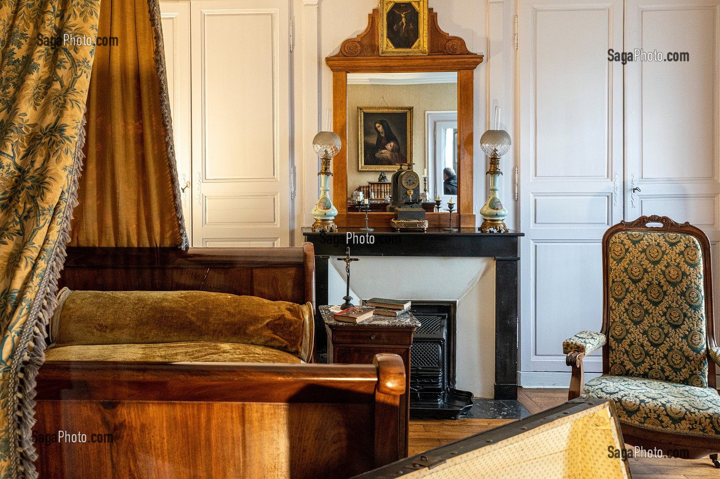 CHAMBRE DE LOUIS MARTIN, PERE DE THERESE DANS LA MAISON DE SON ENFANCE, MAISON DES BUISSONNETS, SAINTE-THERESE DE L'ENFANT JESUS CANONISEE EN 1925, LISIEUX, PAYS D'AUGE, CALVADOS, NORMANDIE, FRANCE 