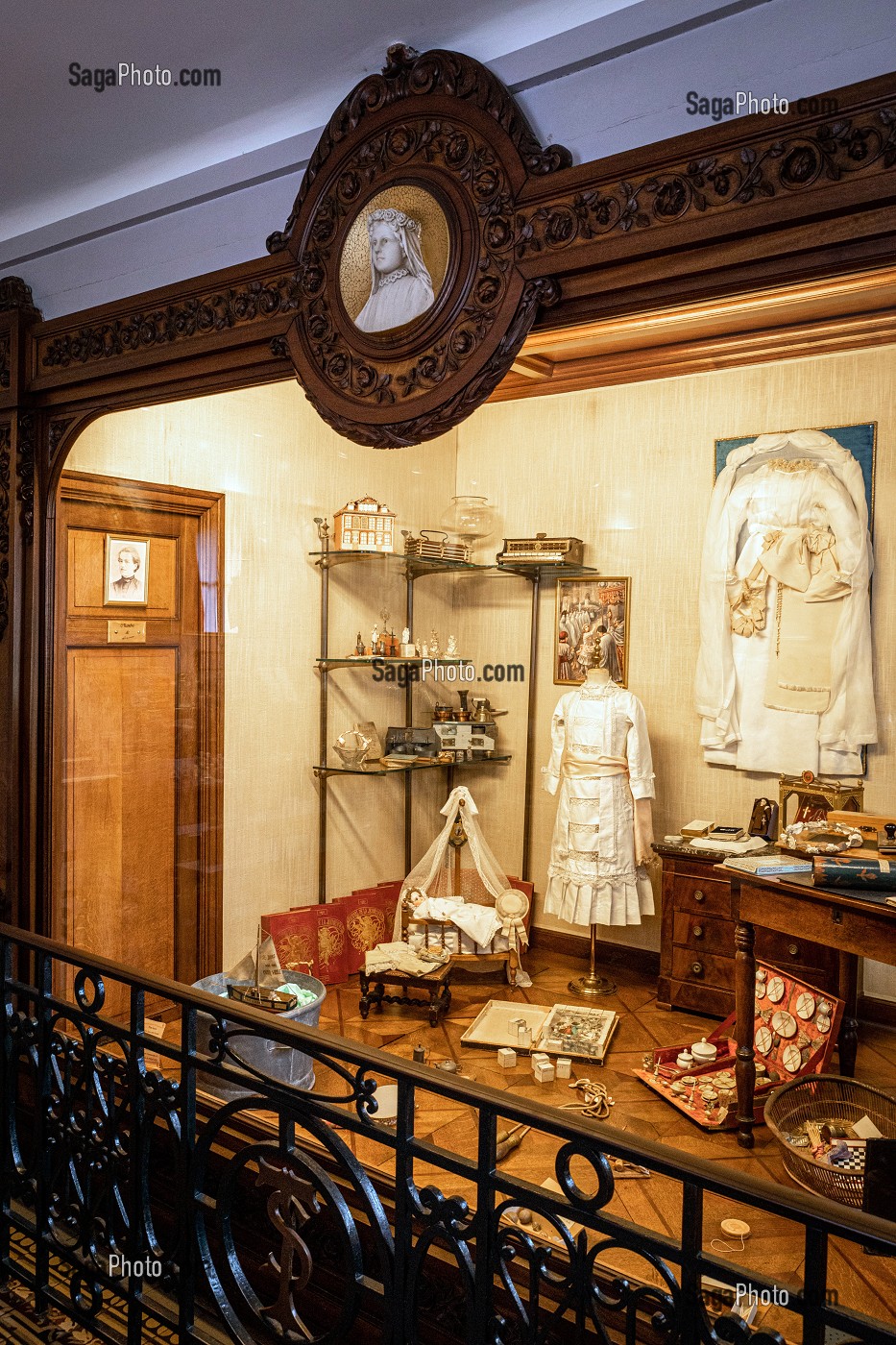 OBJETS FAMILIERS ET JOUETS DES ENFANTS, MAISON DES BUISSONNETS OU THERESE PASSE SON ENFANCE, SAINTE-THERESE DE L'ENFANT JESUS CANONISEE EN 1925, LISIEUX, PAYS D'AUGE, CALVADOS, NORMANDIE, FRANCE 