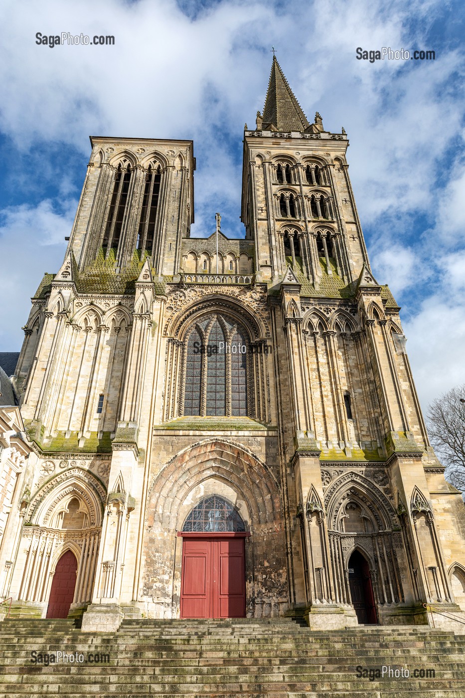 FACADE DE LA CATHEDRALE SAINT-PIERRE, STYLE OGIVAL NORMAND, SAINTE-THERESE ASSISTE A LA MESSE DU DIMANCHE, LISIEUX, PAYS D'AUGE, CALVADOS, NORMANDIE, FRANCE 