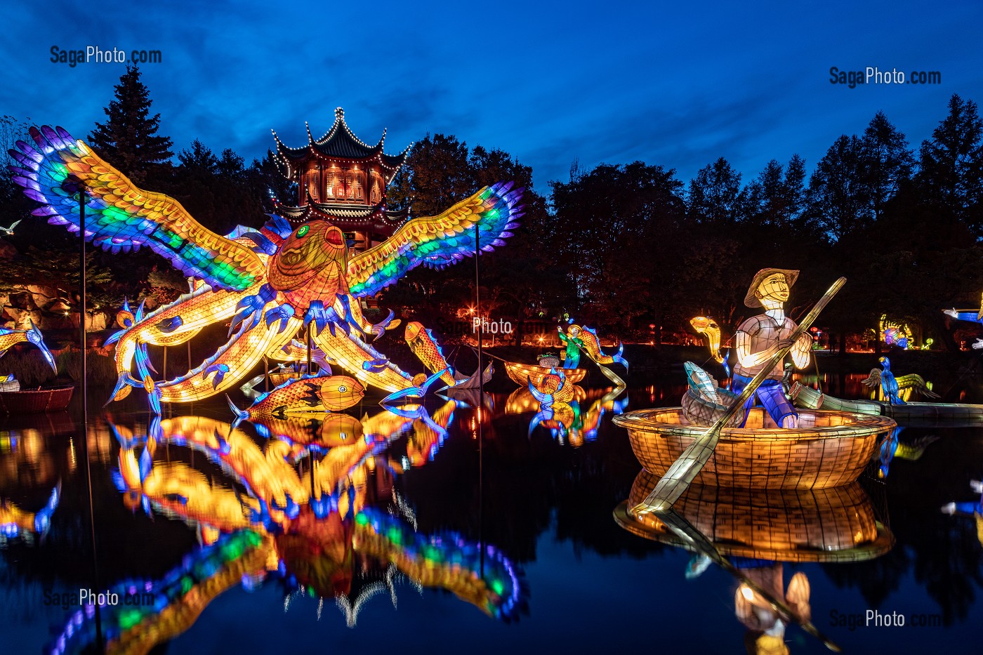 BATEAUX DE PECHEURS DE CHINE EN PAPIER ILLUMINE, JARDIN DES LUMIERES, FESTIVAL DES LANTERNES CHINOISES AU JARDIN BOTANIQUE, MONTREAL, QUEBEC, CANADA 