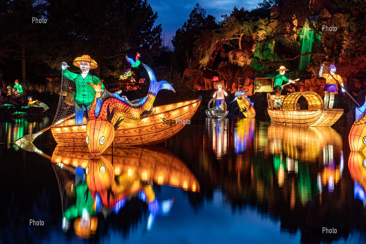 BATEAUX DE PECHEURS DE CHINE EN PAPIER ILLUMINE, JARDIN DES LUMIERES, FESTIVAL DES LANTERNES CHINOISES AU JARDIN BOTANIQUE, MONTREAL, QUEBEC, CANADA 