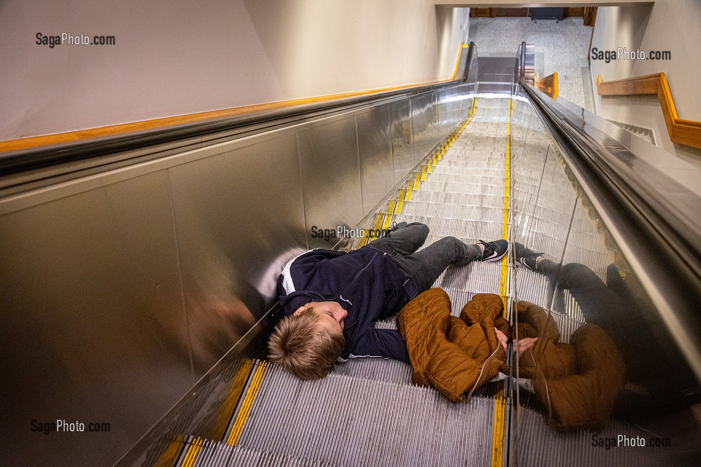 MALAISE D'UN ENFANT ALLONGE DANS LES ESCALIERS MECANIQUES (ESCALATOR), MONTREAL, QUEBEC, CANADA 