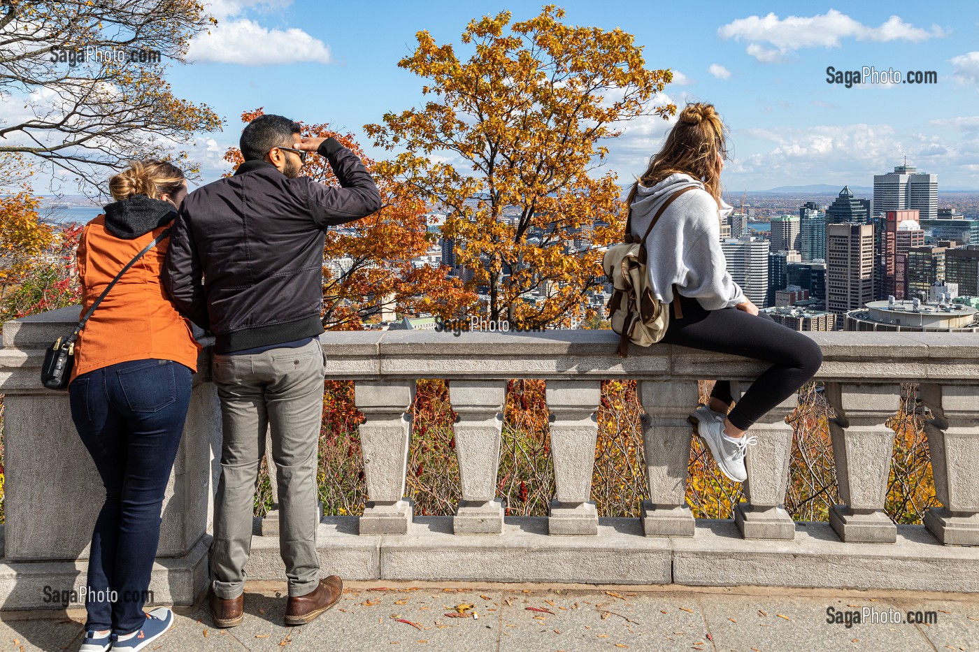 TOURISTES EN BALADE AU BELVEDERE KONDIARONK ET COULEURS D'AUTOMNE, OBSERVATOIRE DU MONT-ROYAL AVEC VUE SUR DE QUARTIER DES AFFAIRES, VILLE DE MONTREAL, QUEBEC, CANADA 