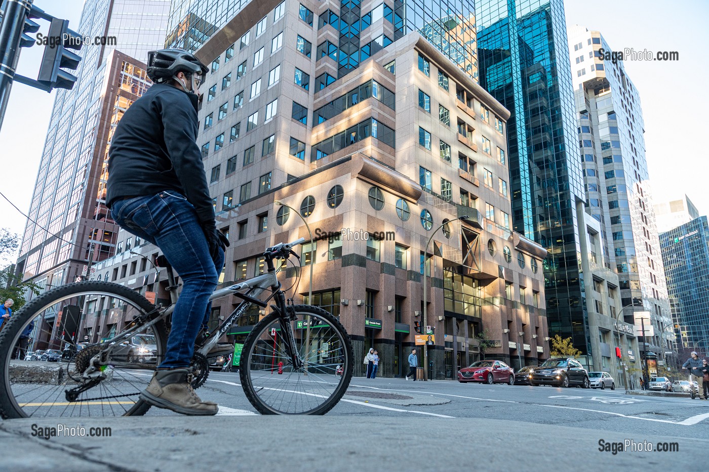 CYCLISTE DANS LE QUARTIER DES AFFAIRES, RUE METCALFE ET BOULEVARD DE MAISONNEUVE, MONTREAL, QUEBEC, CANADA 