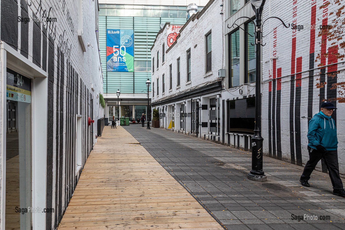 RUELLE VERS LA BANQ, GRANDE BIBLIOTHEQUE, AVENUE DE SAVOIE, MONTREAL, QUEBEC, CANADA 