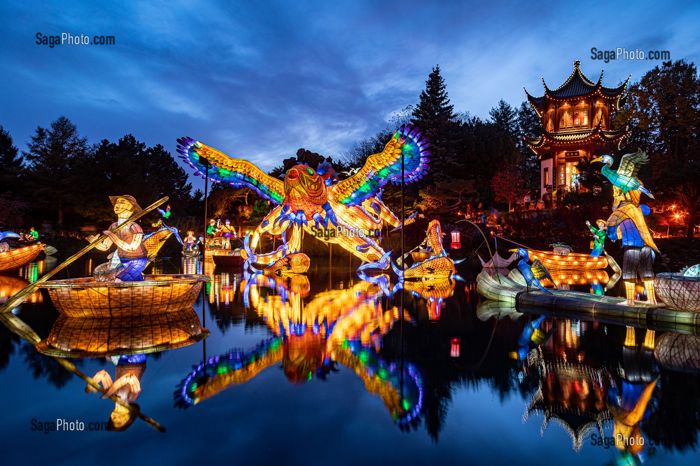 BATEAUX DE PECHEURS DE CHINE EN PAPIER ILLUMINE, JARDIN DES LUMIERES, FESTIVAL DES LANTERNES CHINOISES AU JARDIN BOTANIQUE, MONTREAL, QUEBEC, CANADA 