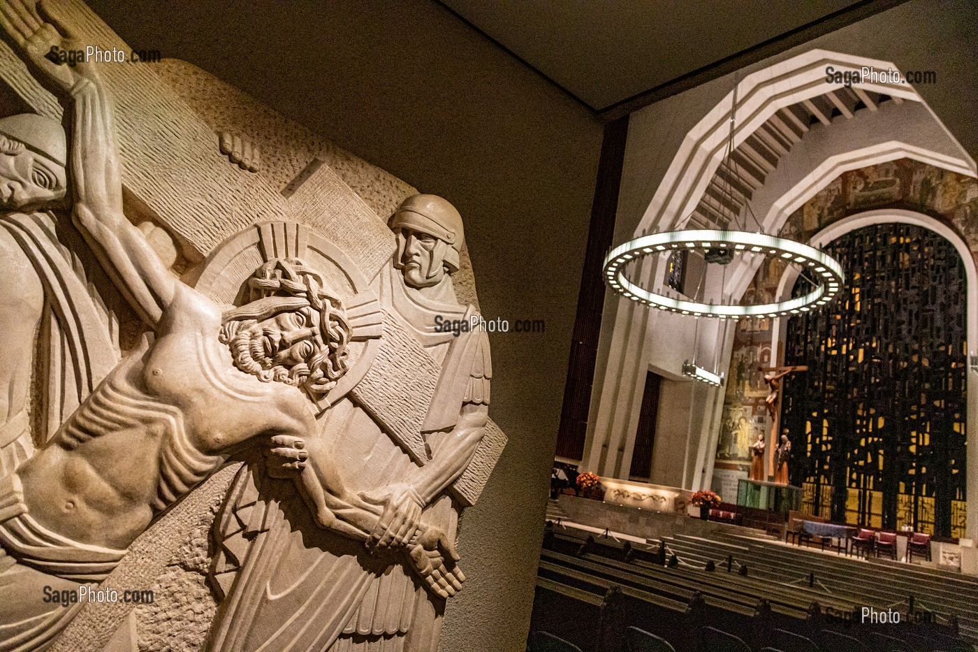 SCULPTURE MODERNE DE JESUS SUR LA CROIX, INTERIEUR DE L'ORATOIRE SAINT-JOSEPH, MONTREAL, QUEBEC, CANADA 