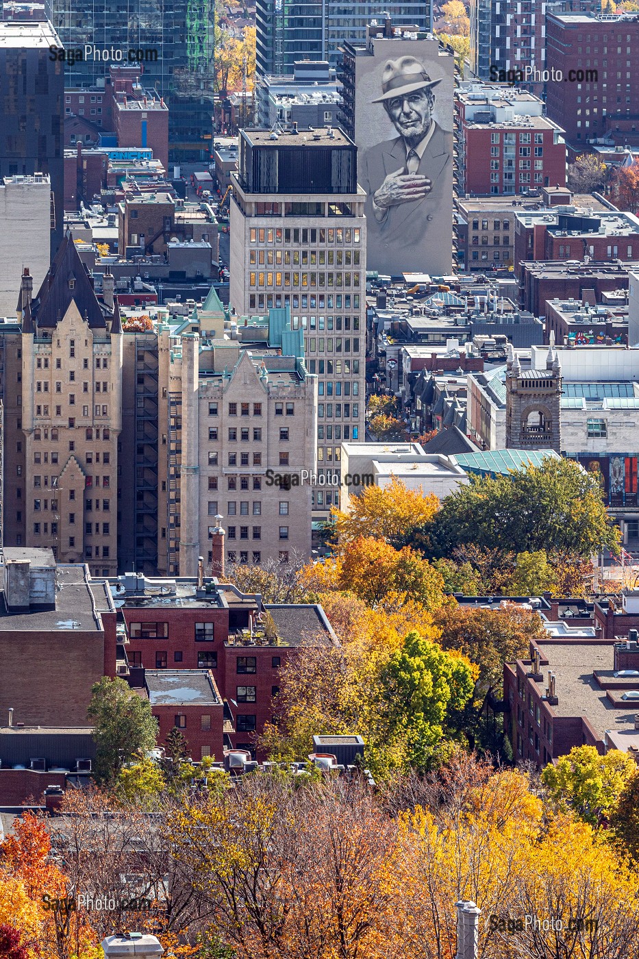 COULEURS D'AUTOMNE DANS LE PARC DU MONT-ROYAL ET VUE SUR DE QUARTIER DES AFFAIRES, PEINTURE MURALE DU PORTRAIT DE LEONARD COHEN, VILLE DE MONTREAL, QUEBEC, CANADA 