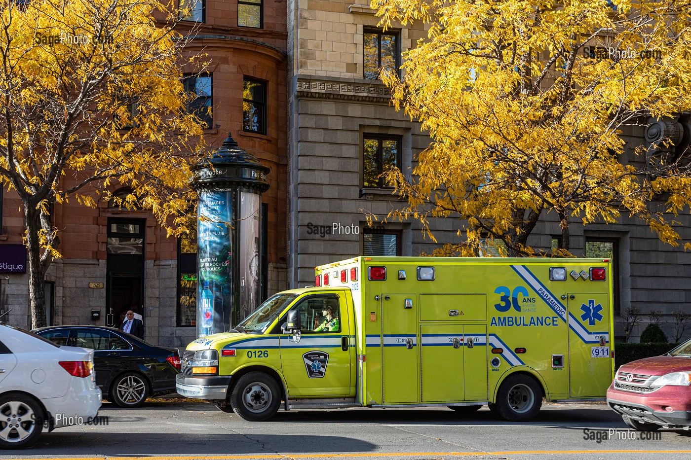 AMBULANCE JAUNE PARAMEDIC D'URGENCE SANTE, NUMERO 911 OU 9.1.1., MONTREAL, QUEBEC, CANADA 