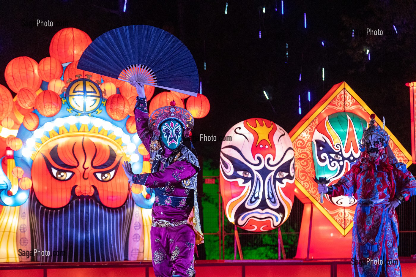 DANSEURS CHINOIS EN COSTUME TRADITIONNEL, FEUX FOLLETS, LUMIERE SUR LA CHINE, PARC JEAN DRAPEAU, ILE SAINTE-HELENE, MONTREAL, QUEBEC, CANADA 